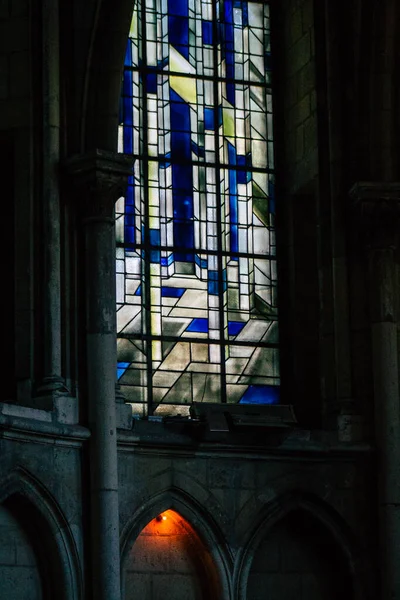 Reims France 2020年9月21日Reims France圣雷米大教堂 Basilica Saint Remi 内的彩色玻璃窗户视图 一座位于法国大东部地区的中世纪修道院教堂 — 图库照片
