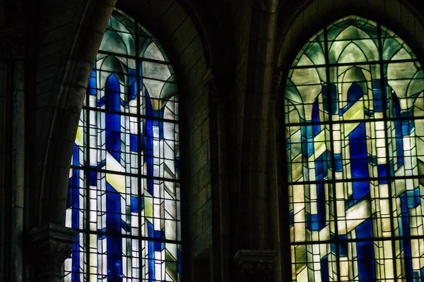 Fransa 'yı 21 Eylül 2020' de, Fransa 'nın Grand Est bölgesindeki tarihi bir eser olan Reims' deki bir ortaçağ manastırı kilisesi olan Saint-Remi Bazilikası 'nın içindeki vitraylı pencerelere bakıyor.