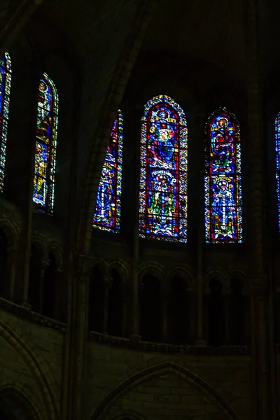 ランス フランス2020年9月21日サン レミ大聖堂内部のステンドグラスの窓 ランスの中世の修道院教会 フランスのグランド イースト地域の歴史的記念碑 — ストック写真