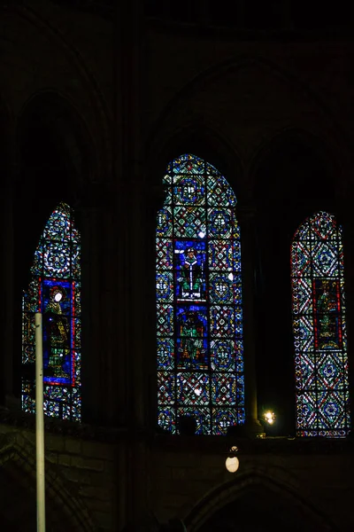 ランス フランス2020年9月21日サン レミ大聖堂内部のステンドグラスの窓 ランスの中世の修道院教会 フランスのグランド イースト地域の歴史的記念碑 — ストック写真