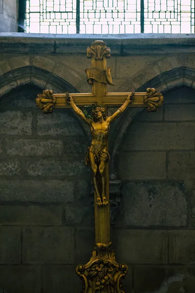 Fransa 'yı 21 Eylül 2020' de, Fransa 'nın Büyük Doğu Bölgesi' nde tarihi bir eser olan Reims 'deki bir ortaçağ manastırı kilisesi olan Saint-Remi Bazilikası' nın içini görür.