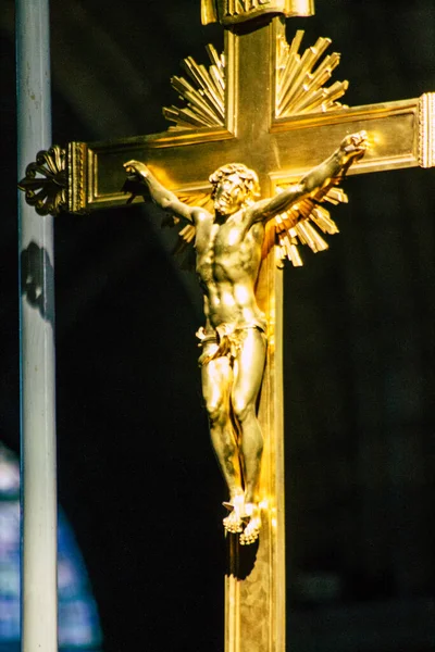 Fransa 'yı 21 Eylül 2020' de, Fransa 'nın Büyük Doğu Bölgesi' nde tarihi bir eser olan Reims 'deki bir ortaçağ manastırı kilisesi olan Saint-Remi Bazilikası' nın içini görür.