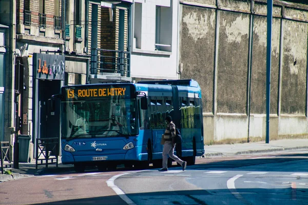 2020年9月21日 Reims France在法国东部城市Reims的传统公交车上的乘客通过街道和公共交通系统的一部分 — 图库照片