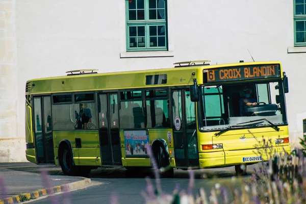 Реймс Франция Сентябрь 2020 Вид Традиционный Городской Автобус Пассажиров Проезжающих — стоковое фото