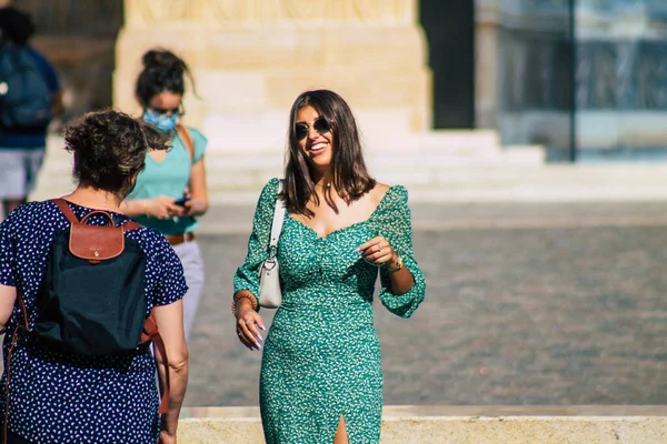 Reims Fransa 21 Eylül 2020 Coronavirus salgınının Fransa 'yı etkilemesine rağmen Reims sokaklarını gezen ve gezen kimliği belirsiz turistlerin görüntüsü