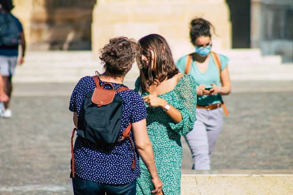 Reims Fransa 21 Eylül 2020 Coronavirus salgınının Fransa 'yı etkilemesine rağmen Reims sokaklarını gezen ve gezen kimliği belirsiz turistlerin görüntüsü