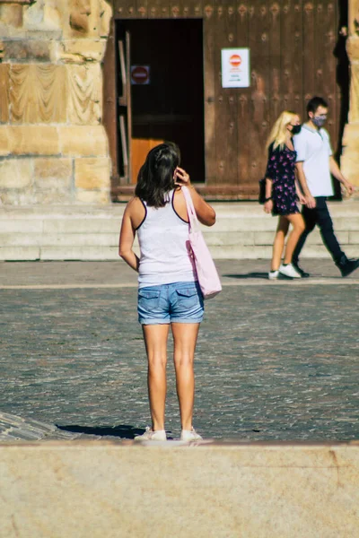 Реймс Франция Сентябрь 2020 Вид Неопознанных Туристов Посещающих Идущих Улицам — стоковое фото