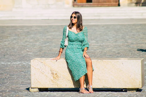 Reims Fransa 21 Eylül 2020 Coronavirus salgınının Fransa 'yı etkilemesine rağmen Reims sokaklarını gezen ve gezen kimliği belirsiz turistlerin görüntüsü