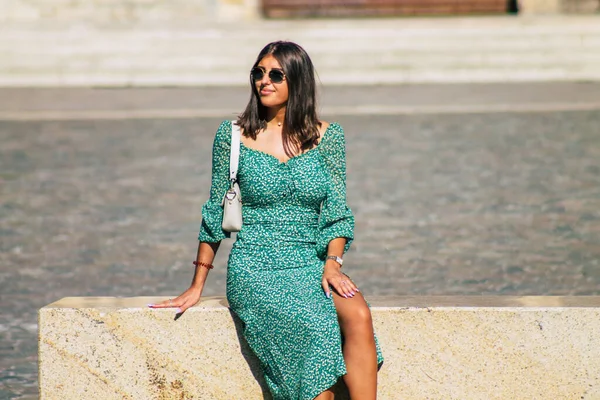 Reims Fransa 21 Eylül 2020 Coronavirus salgınının Fransa 'yı etkilemesine rağmen Reims sokaklarını gezen ve gezen kimliği belirsiz turistlerin görüntüsü