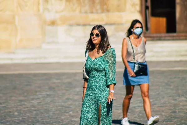 Reims Fransa 21 Eylül 2020 Coronavirus salgınının Fransa 'yı etkilemesine rağmen Reims sokaklarını gezen ve gezen kimliği belirsiz turistlerin görüntüsü