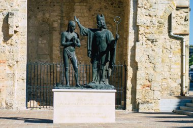 Reims tarafından yapılan Clovis 'in vaftiz heykeli manzarası, Reims' de Julien 'e ithaf edilen eski kilisenin sahasına monte edilmiştir.