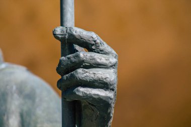 Reims tarafından yapılan Clovis 'in vaftiz heykeli manzarası, Reims' de Julien 'e ithaf edilen eski kilisenin sahasına monte edilmiştir.