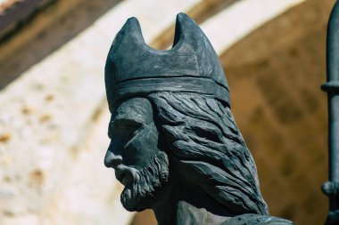 Reims tarafından yapılan Clovis 'in vaftiz heykeli manzarası, Reims' de Julien 'e ithaf edilen eski kilisenin sahasına monte edilmiştir.