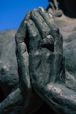 Reims tarafından yapılan Clovis 'in vaftiz heykeli manzarası, Reims' de Julien 'e ithaf edilen eski kilisenin sahasına monte edilmiştir.