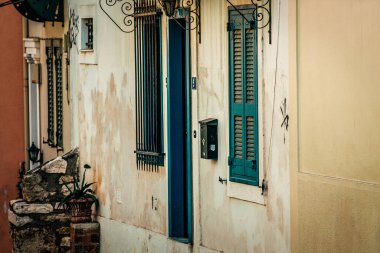 Yunanistan 'da eski bir evin dış görünüşü