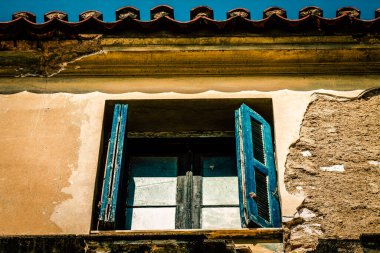 Yunanistan 'da eski bir evin dış görünüşü