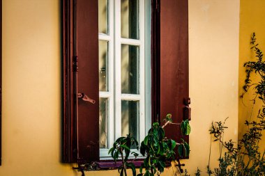 Yunanistan 'da eski bir evin dış görünüşü