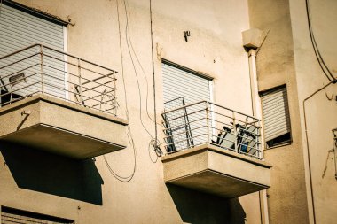 İsrail 'de Tel Aviv sokaklarındaki modern bir binanın dış görünüşü