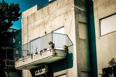 İsrail 'de Tel Aviv sokaklarındaki modern bir binanın dış görünüşü
