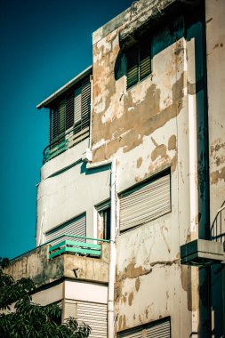 İsrail 'de Tel Aviv sokaklarındaki modern bir binanın dış görünüşü