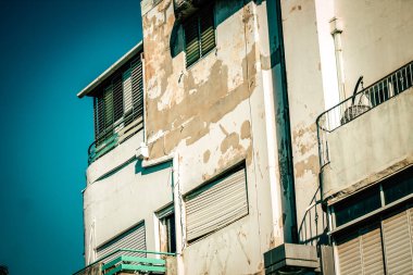 İsrail 'de Tel Aviv sokaklarındaki modern bir binanın dış görünüşü