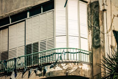 İsrail 'de Tel Aviv sokaklarındaki modern bir binanın dış görünüşü