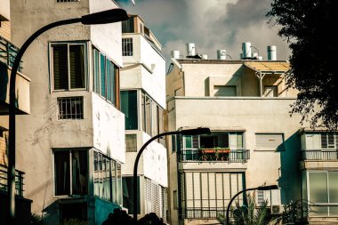 İsrail 'de Tel Aviv sokaklarındaki modern bir binanın dış görünüşü