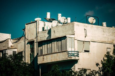 İsrail 'de Tel Aviv sokaklarındaki modern bir binanın dış görünüşü