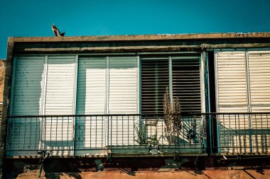 İsrail 'de Tel Aviv sokaklarındaki modern bir binanın dış görünüşü