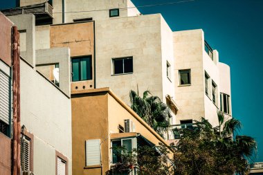 İsrail 'de Tel Aviv sokaklarındaki modern bir binanın dış görünüşü