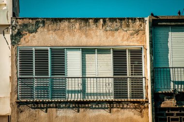 İsrail 'de Tel Aviv sokaklarındaki modern bir binanın dış görünüşü