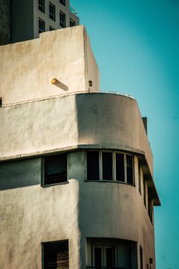 İsrail 'de Tel Aviv sokaklarındaki modern bir binanın dış görünüşü