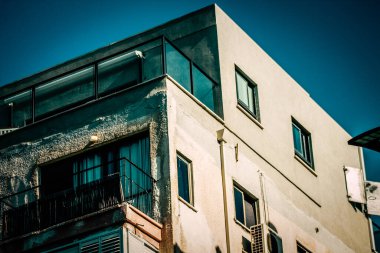 İsrail 'de Tel Aviv sokaklarındaki modern bir binanın dış görünüşü