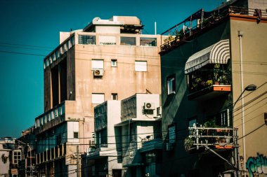 İsrail 'de Tel Aviv sokaklarındaki modern bir binanın dış görünüşü
