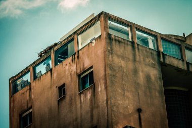 İsrail 'de Tel Aviv sokaklarındaki modern bir binanın dış görünüşü