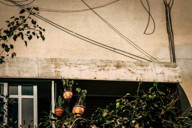 İsrail 'de Tel Aviv sokaklarındaki modern bir binanın dış görünüşü