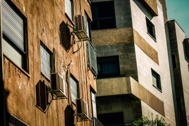 İsrail 'de Tel Aviv sokaklarındaki modern bir binanın dış görünüşü