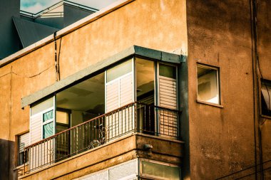 İsrail 'de Tel Aviv sokaklarındaki modern bir binanın dış görünüşü