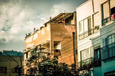 İsrail 'de Tel Aviv sokaklarındaki modern bir binanın dış görünüşü