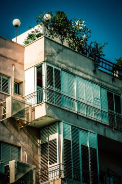 İsrail 'de Tel Aviv sokaklarındaki modern bir binanın dış görünüşü