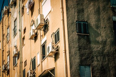 İsrail 'de Tel Aviv sokaklarındaki modern bir binanın dış görünüşü