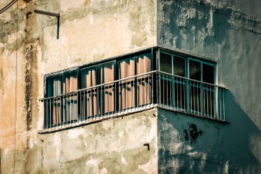 İsrail 'de Tel Aviv sokaklarındaki modern bir binanın dış görünüşü