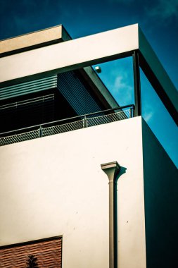 İsrail 'de Tel Aviv sokaklarındaki modern bir binanın dış görünüşü