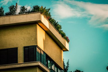 İsrail 'de Tel Aviv sokaklarındaki modern bir binanın dış görünüşü