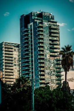 İsrail 'de Tel Aviv sokaklarındaki modern bir binanın dış görünüşü