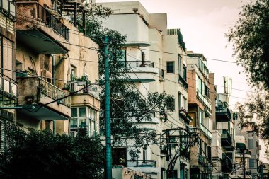 İsrail 'de Tel Aviv sokaklarındaki modern bir binanın dış görünüşü