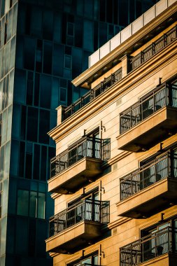 İsrail 'de Tel Aviv sokaklarındaki modern bir binanın dış görünüşü