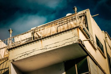 İsrail 'de Tel Aviv sokaklarındaki modern bir binanın dış görünüşü