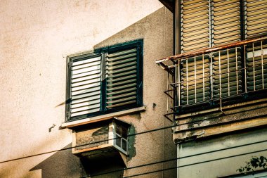 İsrail 'de Tel Aviv sokaklarındaki modern bir binanın dış görünüşü
