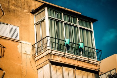 İsrail 'de Tel Aviv sokaklarındaki modern bir binanın dış görünüşü